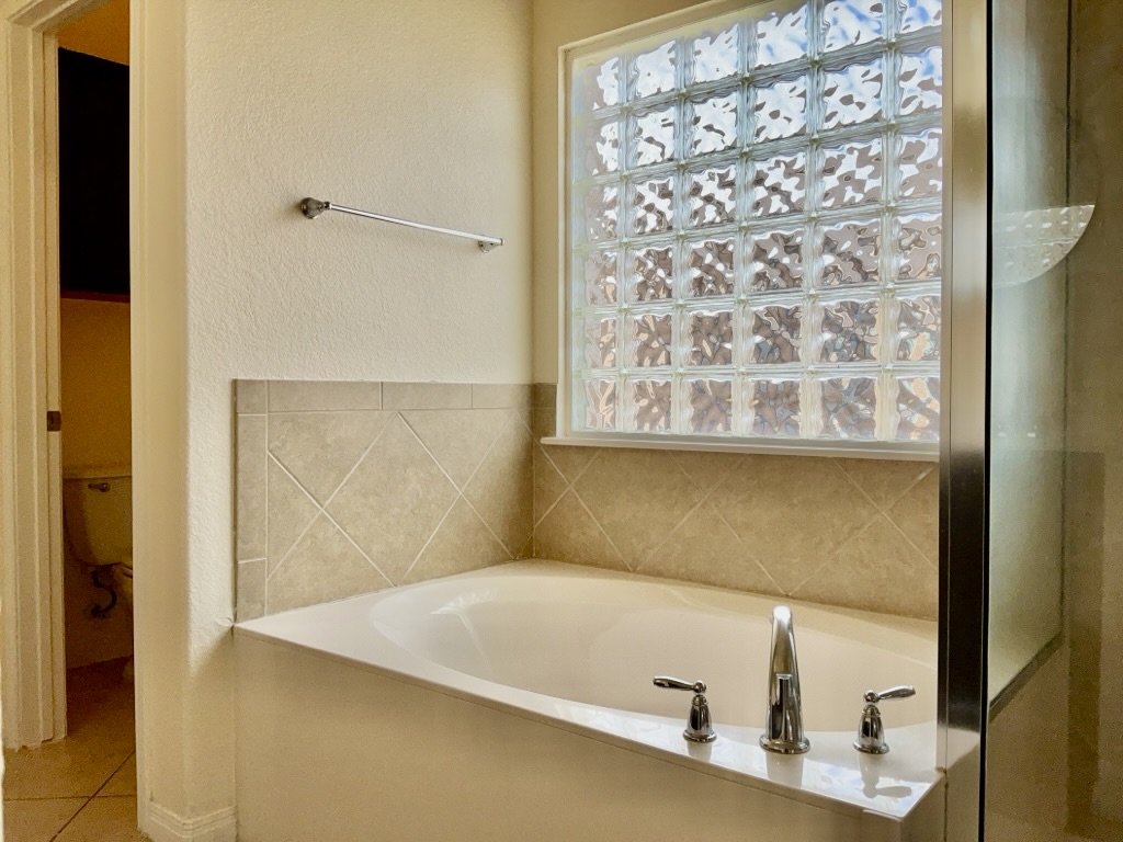 2946 Todd Trail Round Rock, TX 78665 - Photo 17 of 31 Full bathroom with a garden tub and a textured wall