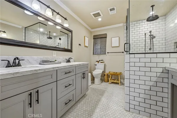 a view of a house with backyard and trees