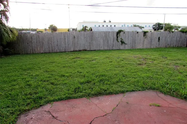 a view of a backyard