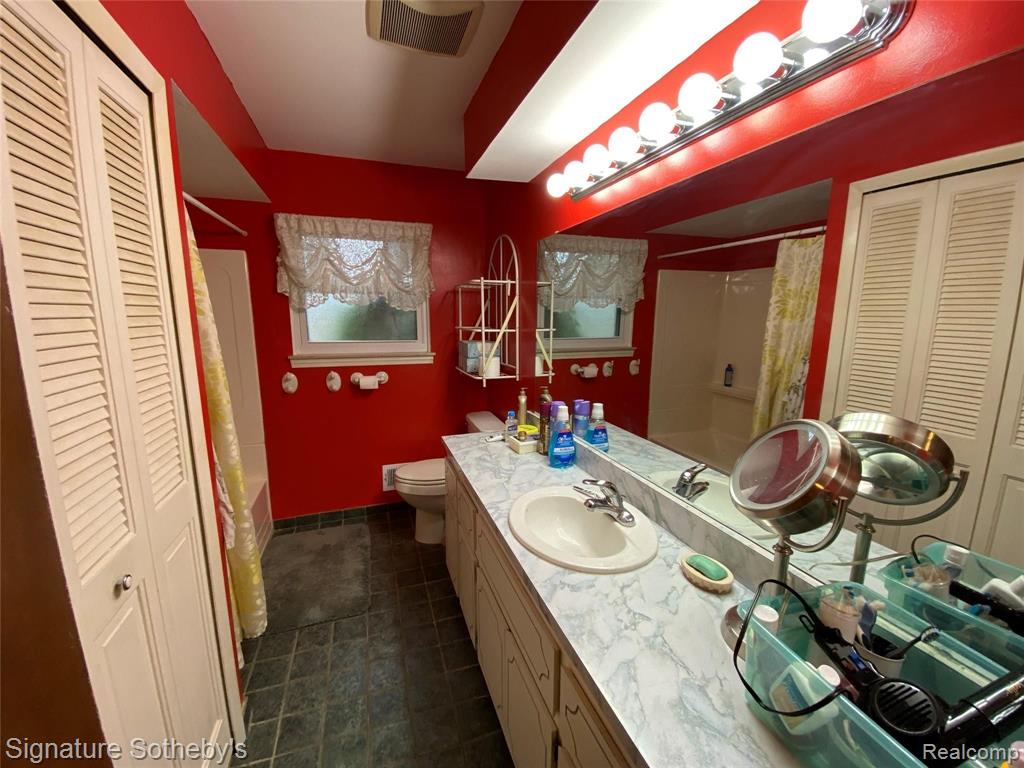 1641 Scott Lake Road Waterford, MI 48328 - Photo 9 of 20