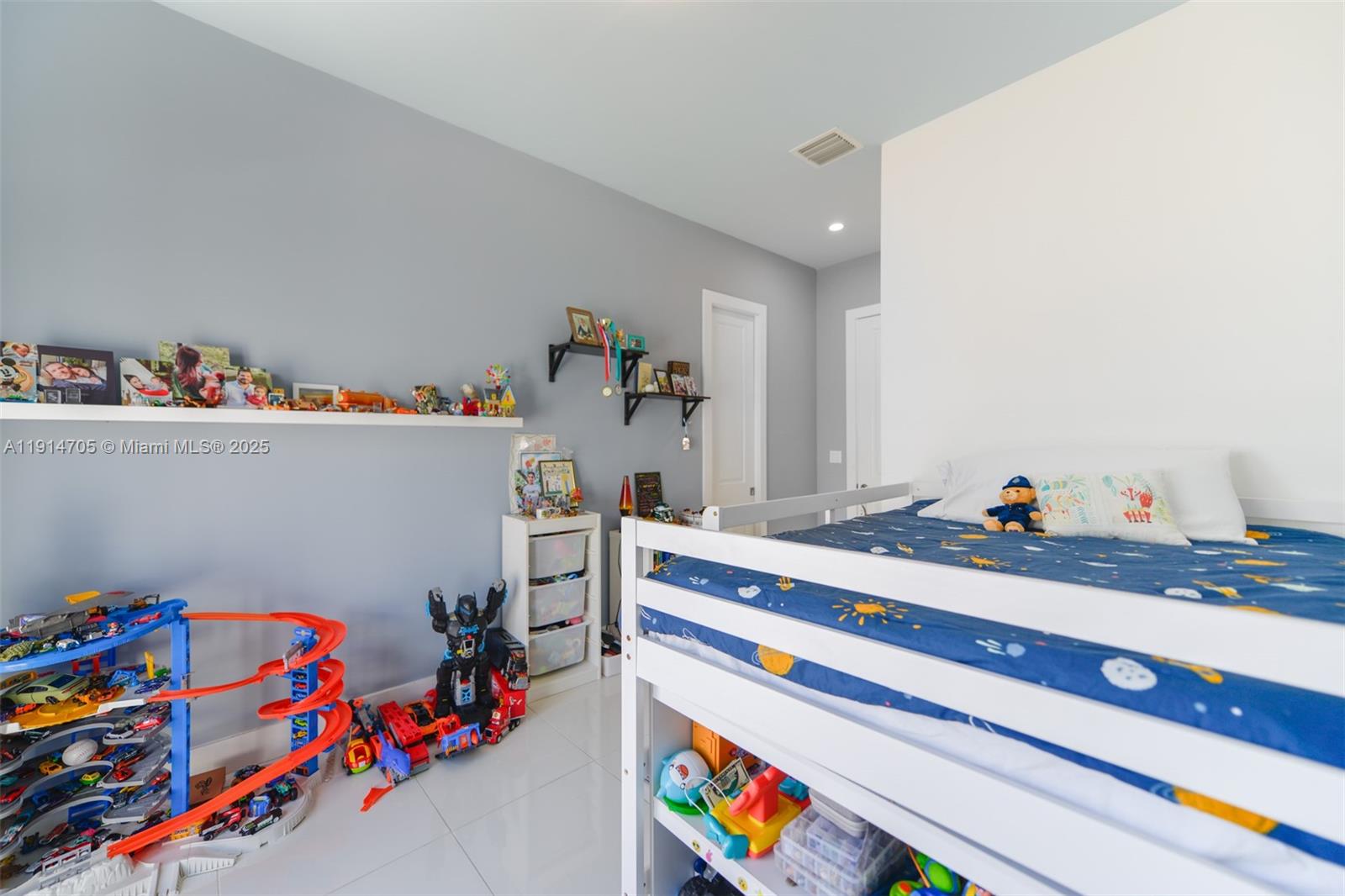 3318 Day Avenue, Unit 7 Miami, FL 33133 - Photo 28 of 39 a room with toys and toys