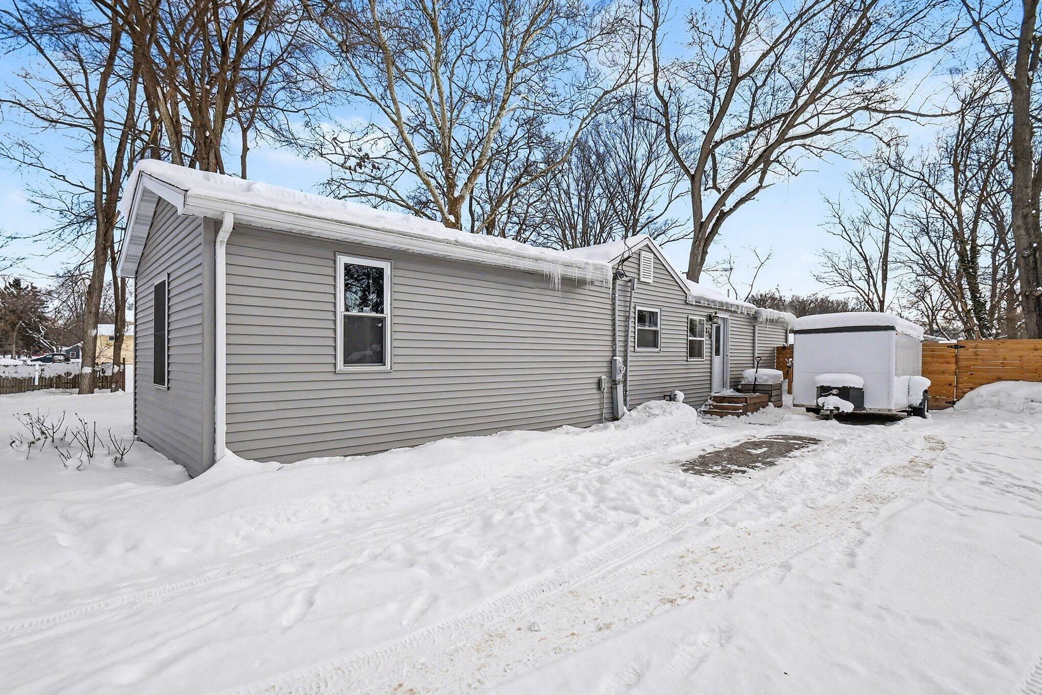 110 Ontario Road Niles, MI 49120 - Photo 3 of 19 Driveway side of Home