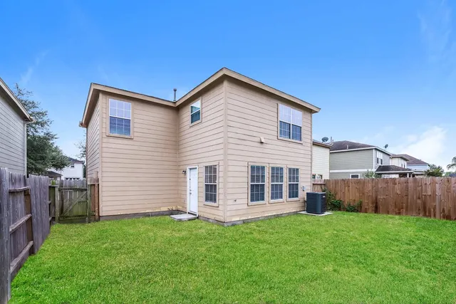 a view of a house with backyard