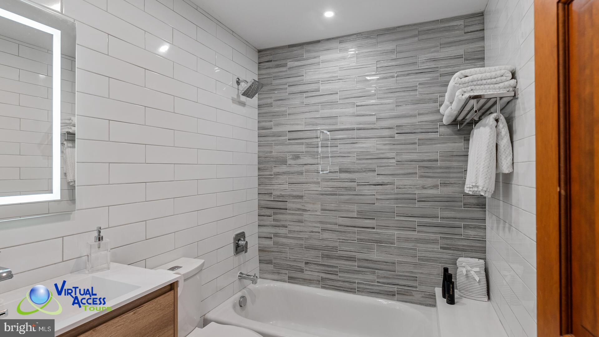 4 Gallavan Way Hamilton, NJ 08619 - Photo 29 of 41 Hallway Full Bath