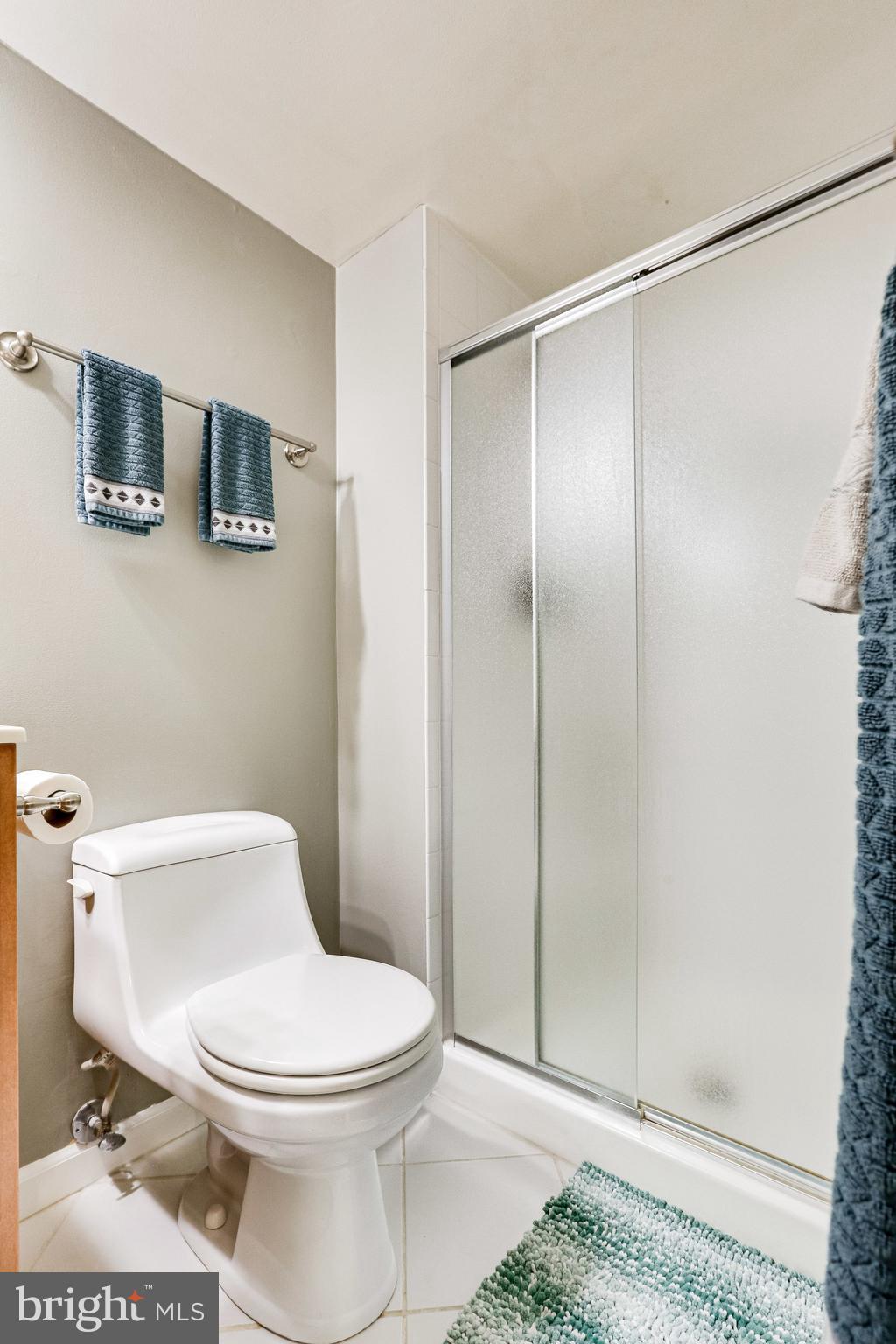 1515 South Arlington Ridge Road, Unit 403 Arlington, VA 22202 - Photo 33 of 43 2nd bath
