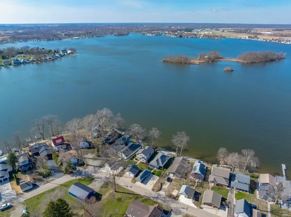 $935,000 | 2910 Country Club Drive East, Rochester, IN 46975