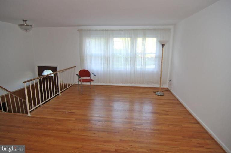 7842 Brompton Street Springfield, VA 22152 - Photo 2 of 15 Living Room