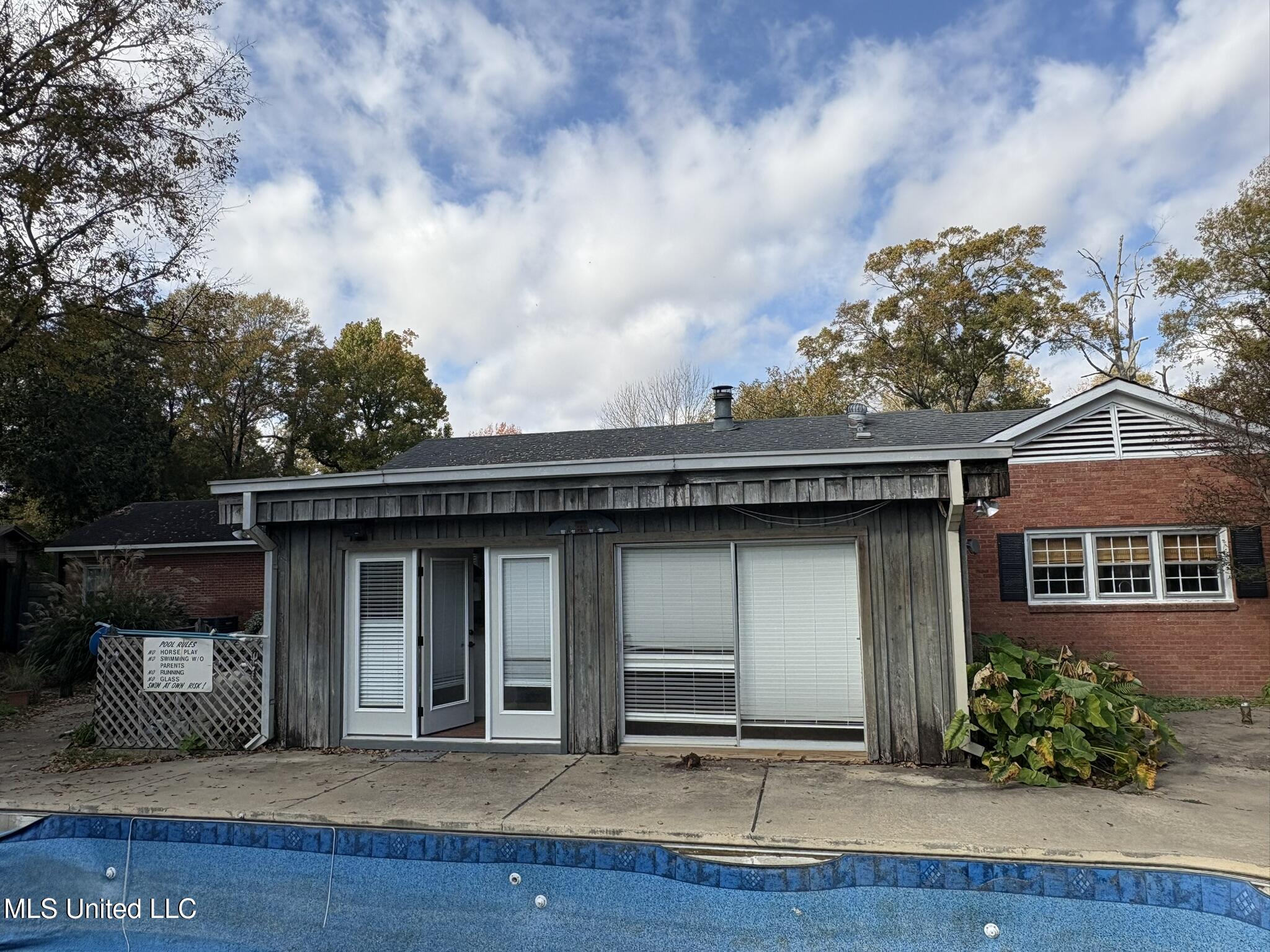 406 Leflore Avenue Belzoni, MS 39038 - Photo 21 of 28 Sunroom outside entrance
