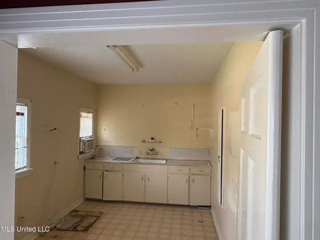 $325,000 | 406 Leflore Avenue, Belzoni, MS 39038