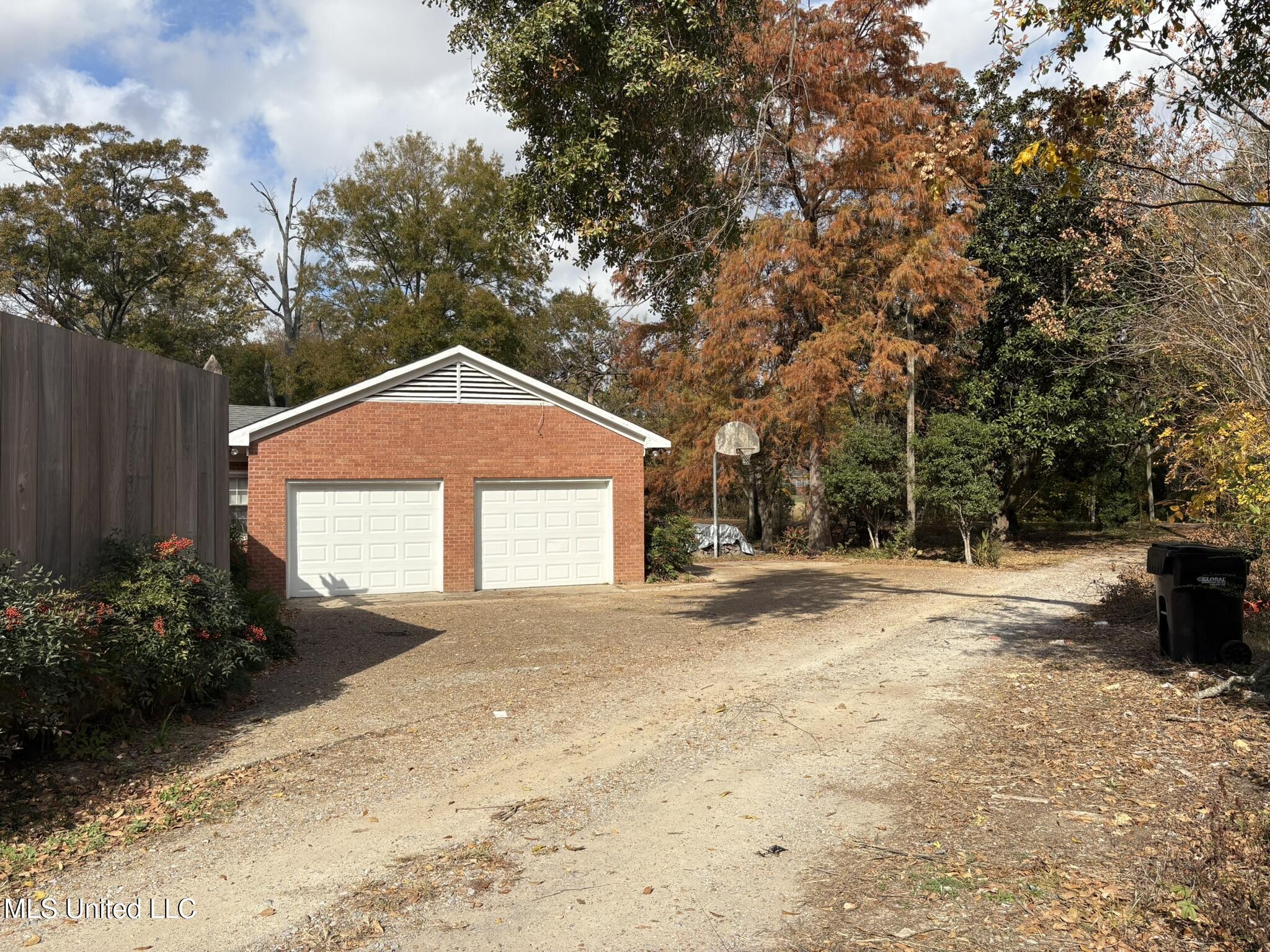 406 Leflore Avenue Belzoni, MS 39038 - Photo 26 of 28 Garage Doors