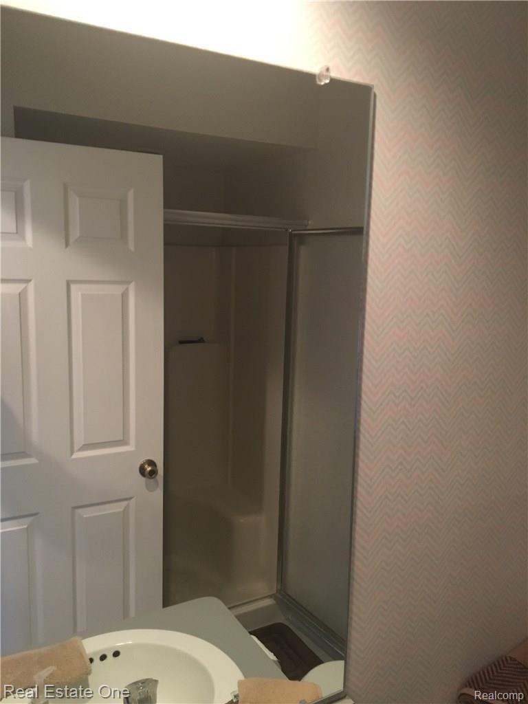 1675 Huntington Park, Unit 4 (D) Rochester, MI 48309 - Photo 24 of 37 2ND FULL BATHROOM