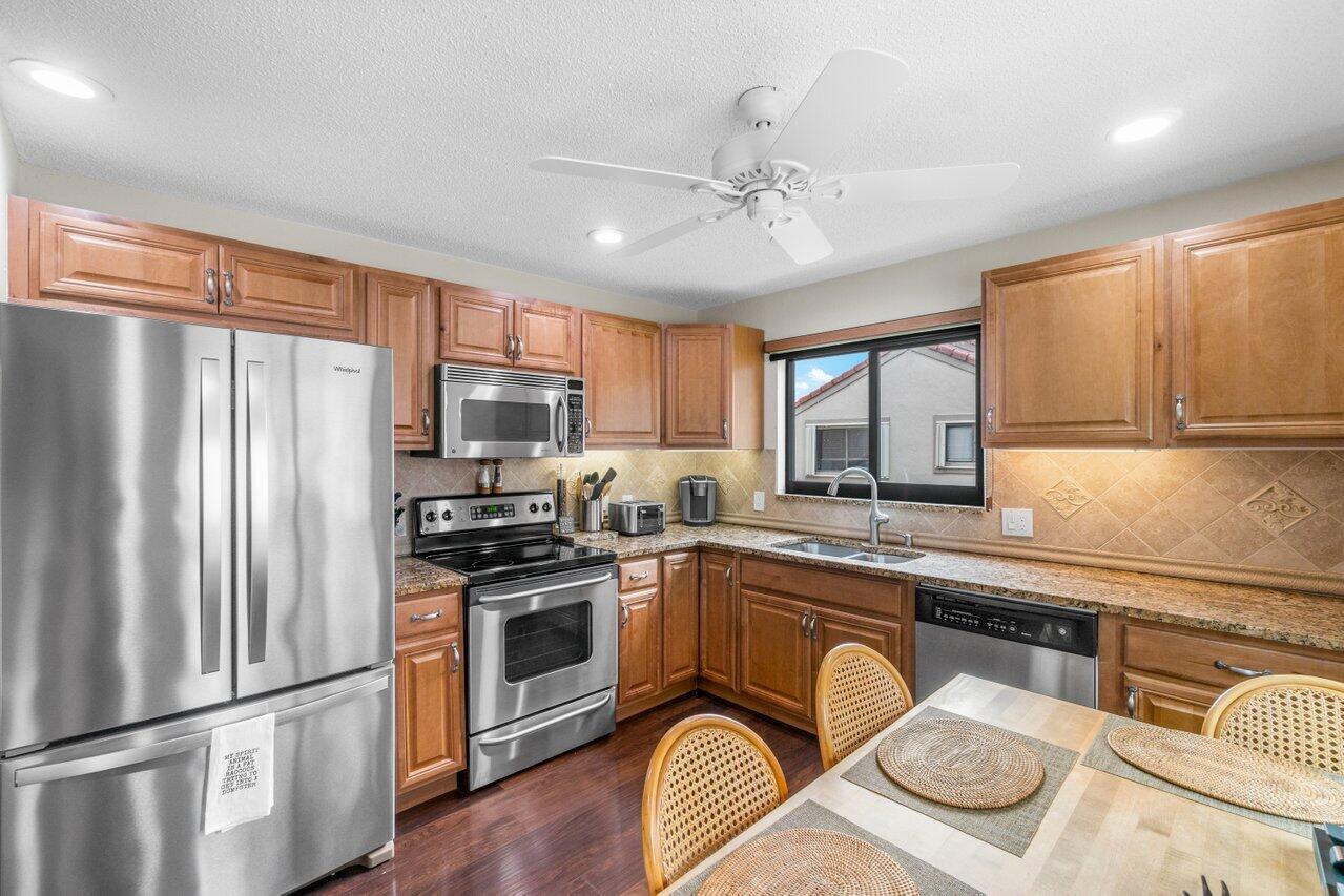5570 Coach House Circle, Unit H Boca Raton, FL 33486 - Photo 11 of 28 008-5570CoachHouseCircle-UnitH-BocaRaton