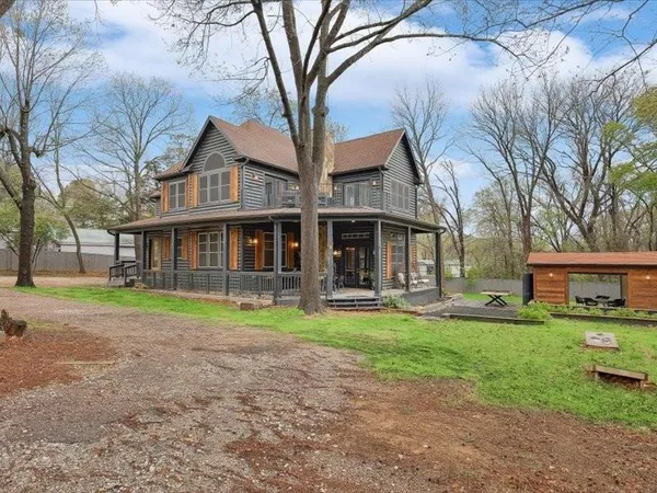 a view of a yard in front of a house