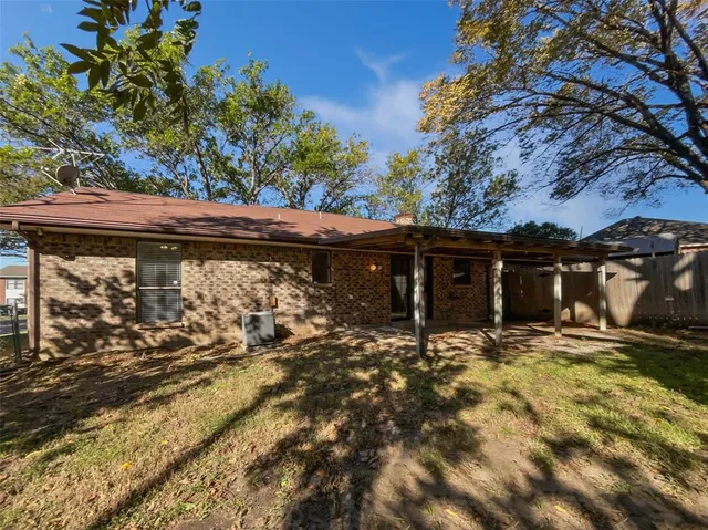 a view of a livingroom with a ceiling fan and window