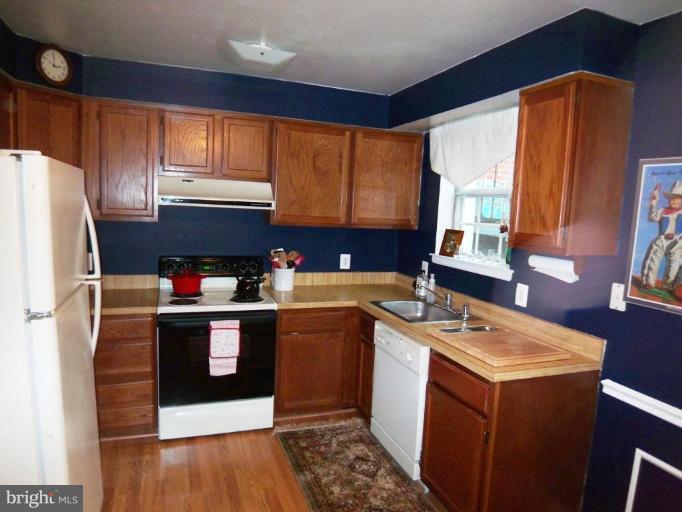 4622 28th Road South, Unit A Arlington, VA 22206 - Photo 9 of 22 Very nice kitchen has new wood floor!
