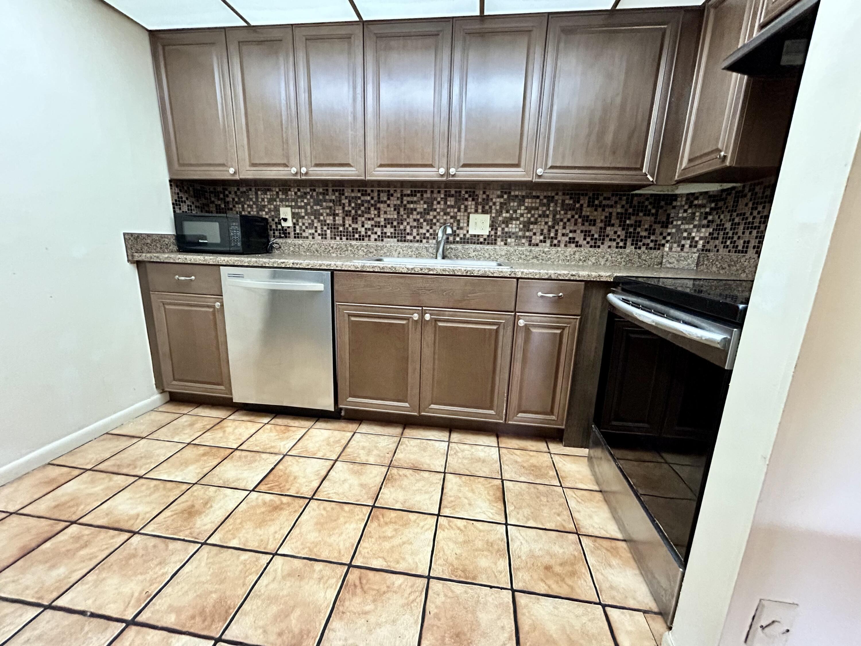 642 Northwest 13th Street, Unit 35 Boca Raton, FL 33486 - Photo 4 of 11 IMG_1746