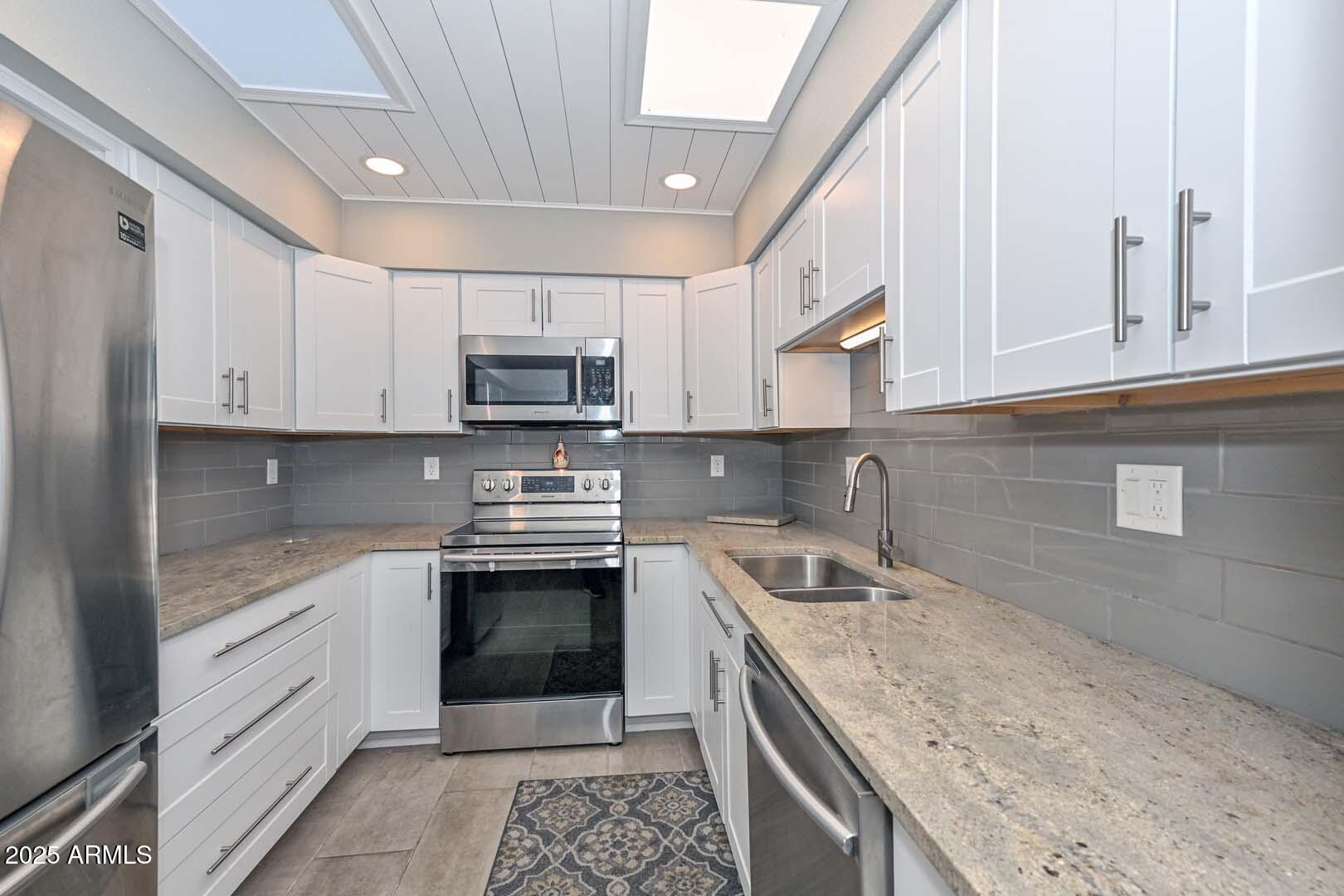 9970 West Royal Oak Road, Unit M Sun City, AZ 85351 - Photo 8 of 35 Kitchen