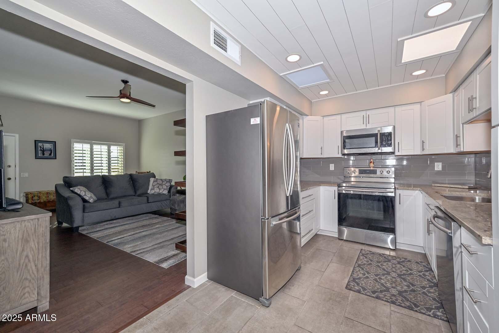 9970 West Royal Oak Road, Unit M Sun City, AZ 85351 - Photo 9 of 35 Kitchen2
