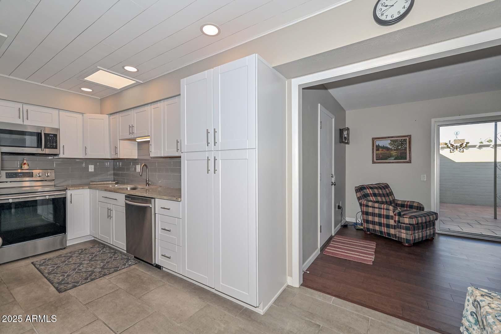 9970 West Royal Oak Road, Unit M Sun City, AZ 85351 - Photo 10 of 35 Kitchen-Arizona Room