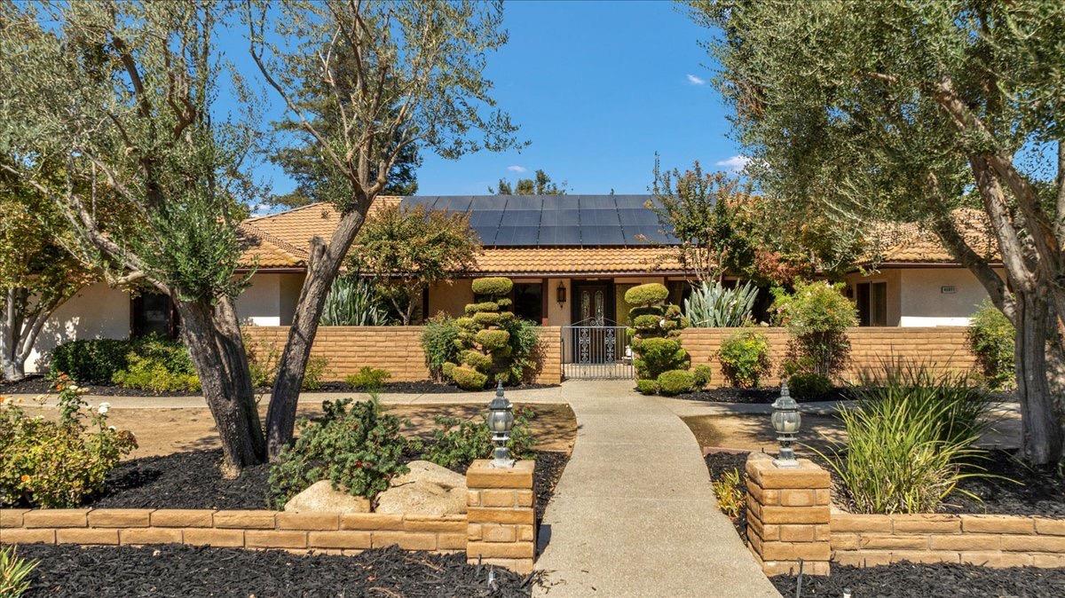 41071 Adobe Way Madera, CA 93636 - Photo 2 of 27 a view of a house with backyard and sitting area