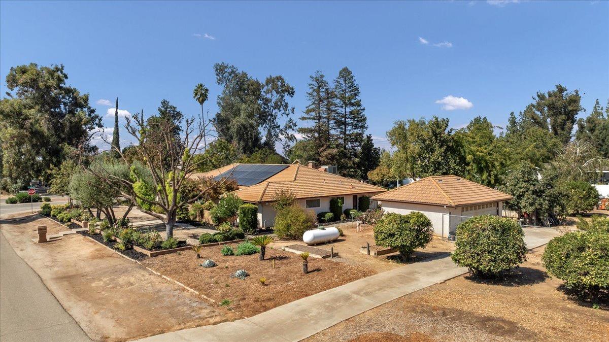 41071 Adobe Way Madera, CA 93636 - Photo 25 of 27 a group of lawn chairs under an umbrella in patio