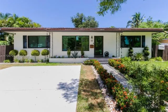 a view of outdoor space yard and patio