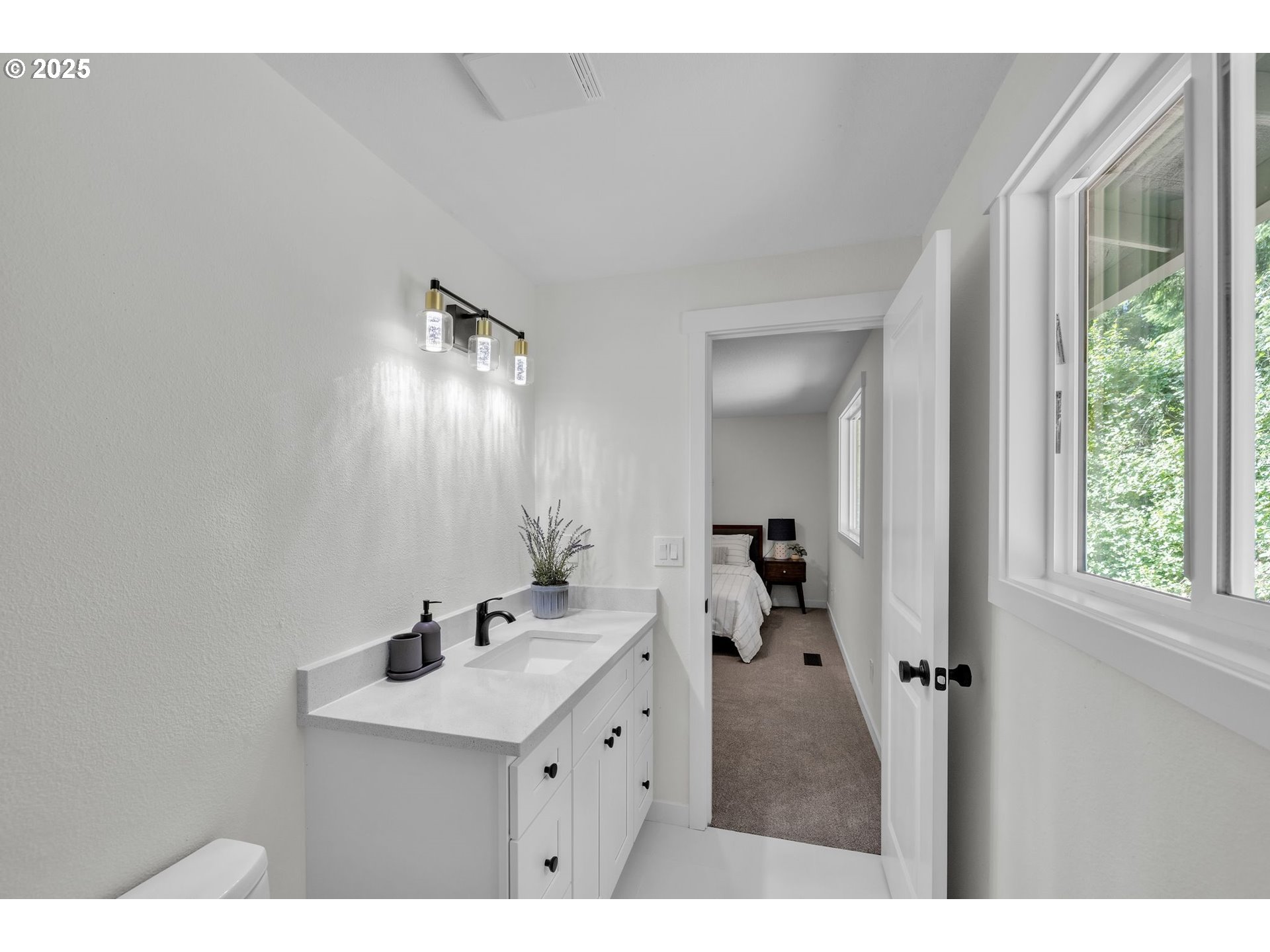 37465 Dubarko Road Sandy, OR 97055 - Photo 12 of 32 Owner's Suite Bathroom