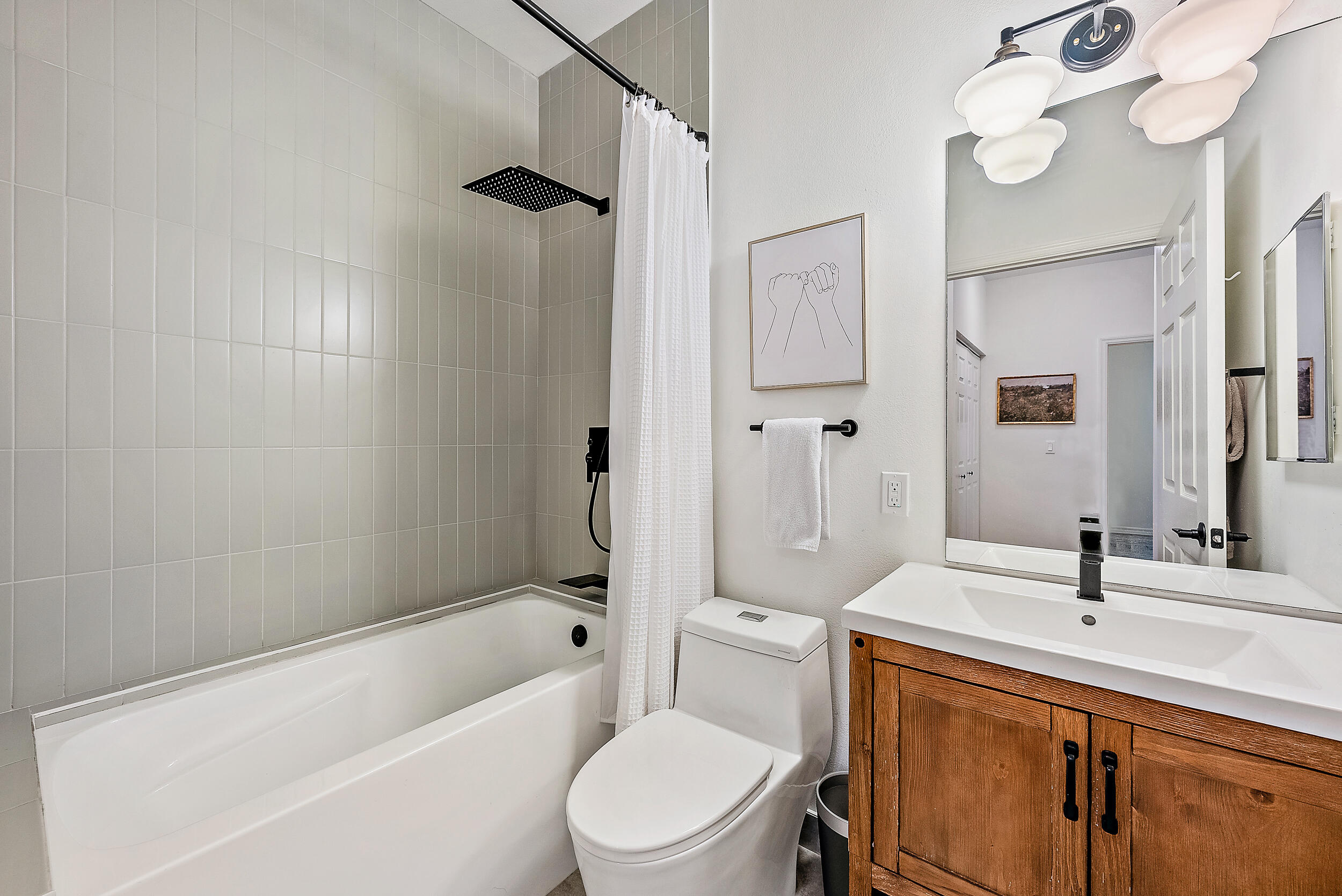 114 Lighthouse Circle, Unit I Tequesta, FL 33469 - Photo 17 of 23 Guest Bathroom