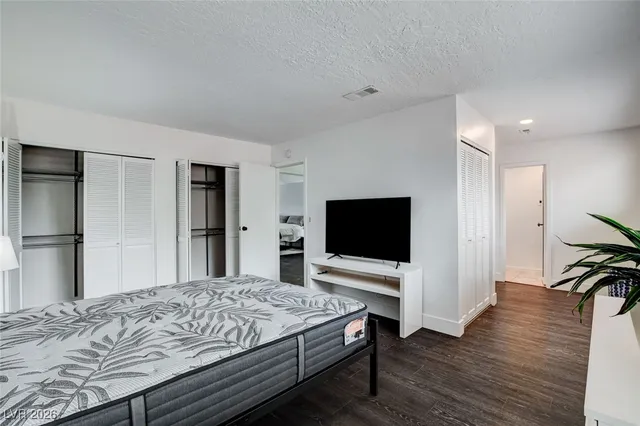 $4,995 | 945 Vegas Valley Drive, Las Vegas, NV 89109