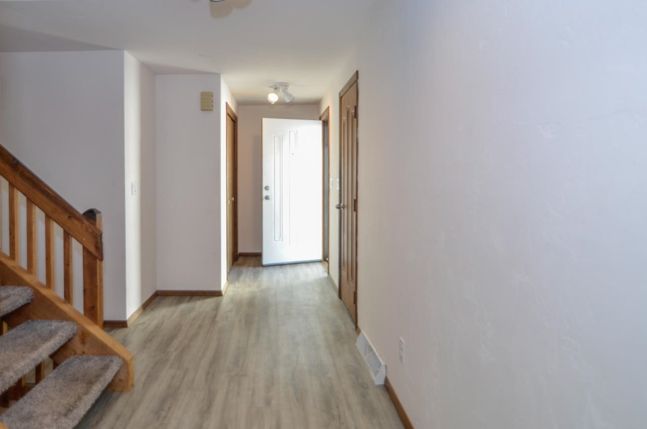 916 Square Terrace Green Bay, WI 54313 - Photo 3 of 40