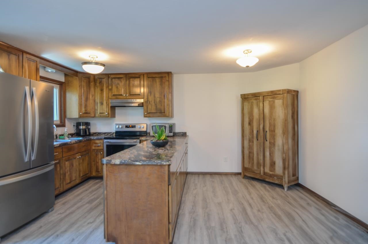 916 Square Terrace Green Bay, WI 54313 - Photo 5 of 40