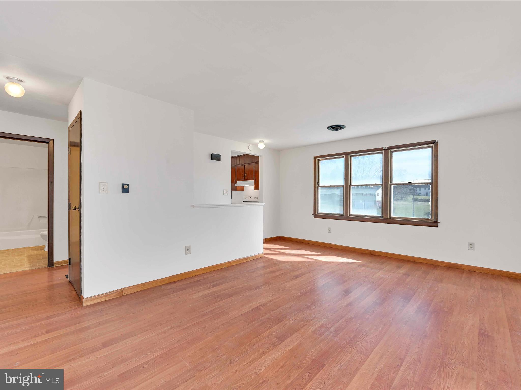 515 Aberdeen Road Elizabethtown, PA 17022 - Photo 4 of 24 Living Room