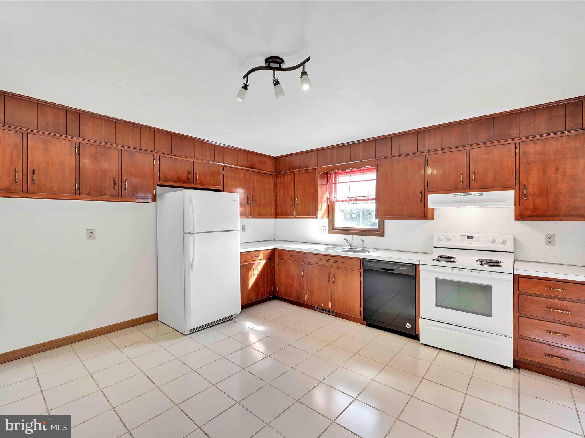 515 Aberdeen Road Elizabethtown, PA 17022 - Photo 7 of 24 Kitchen