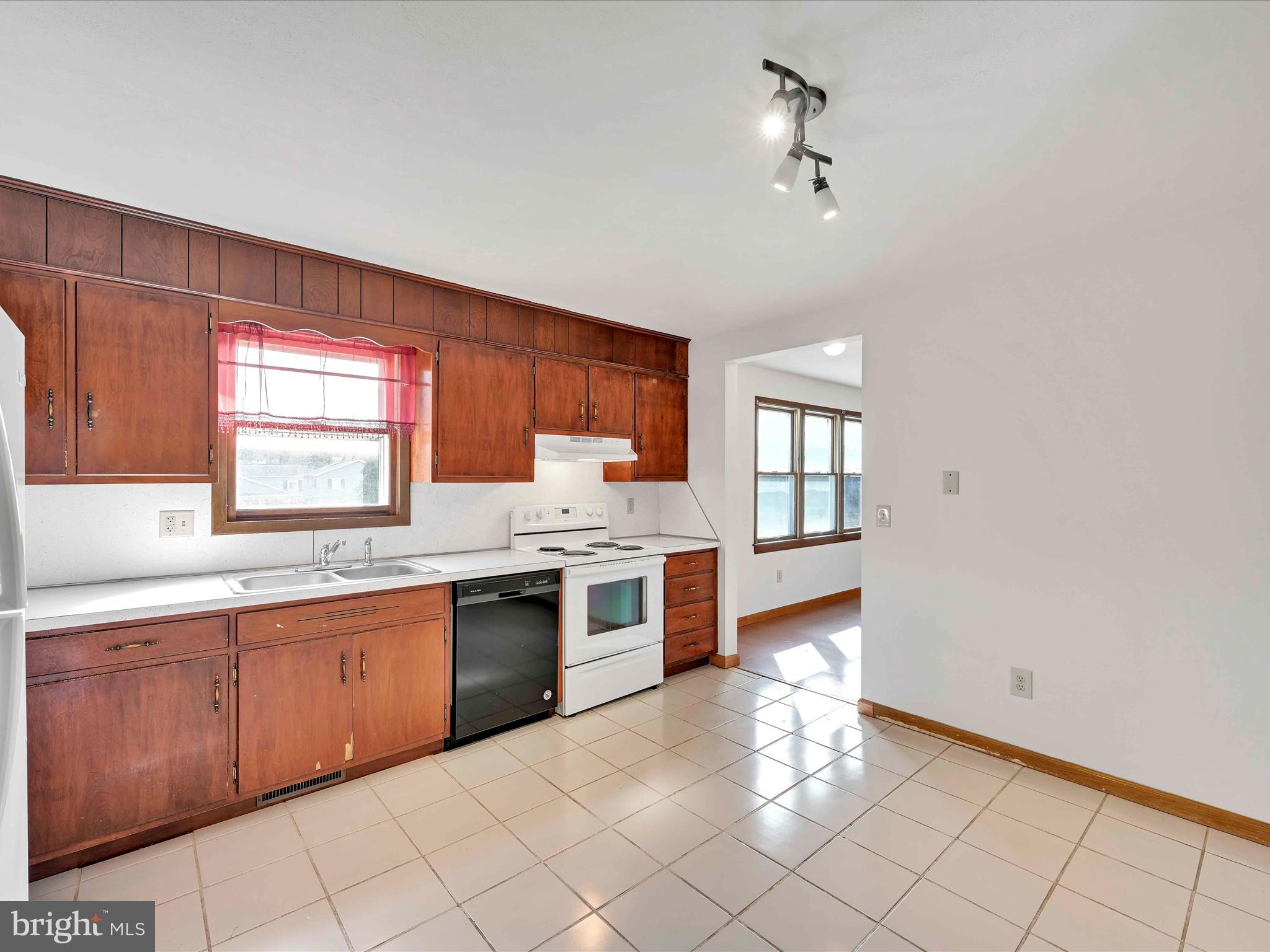 515 Aberdeen Road Elizabethtown, PA 17022 - Photo 8 of 24 Kitchen