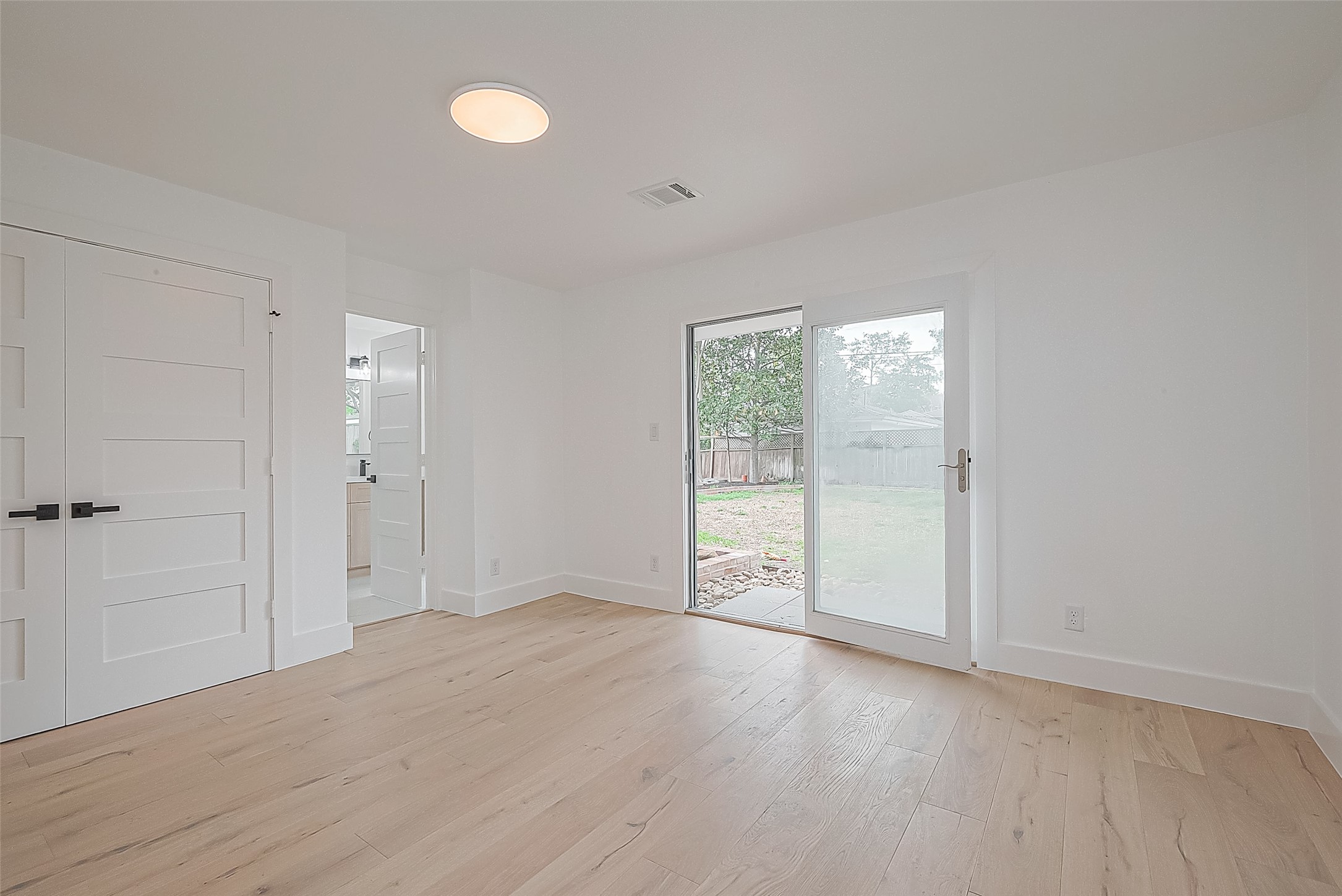 6254 Locke Lane Houston, TX 77057 - Photo 34 of 44 an empty room with wooden floor and windows