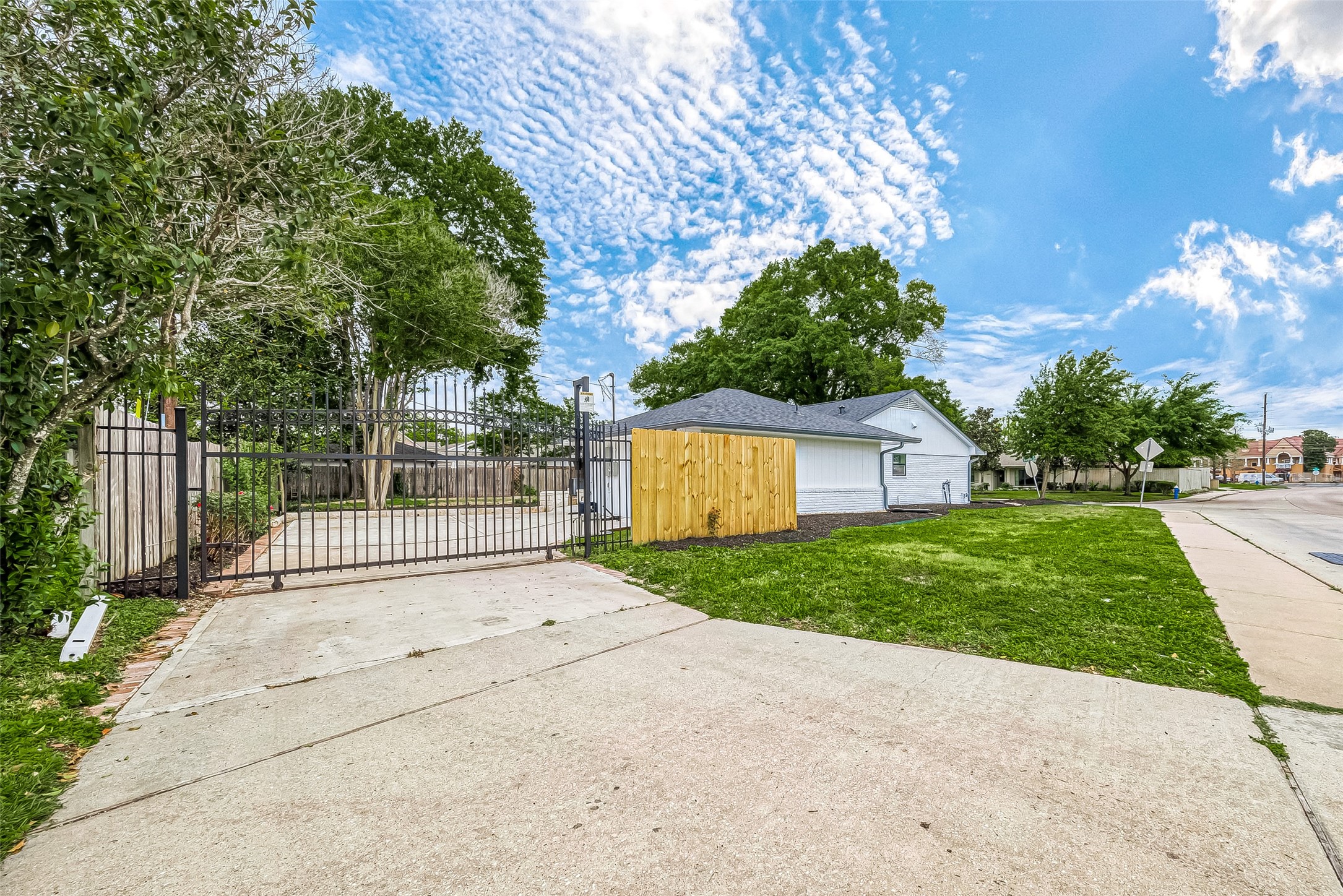 6254 Locke Lane Houston, TX 77057 - Photo 42 of 44 a view of backyard and house