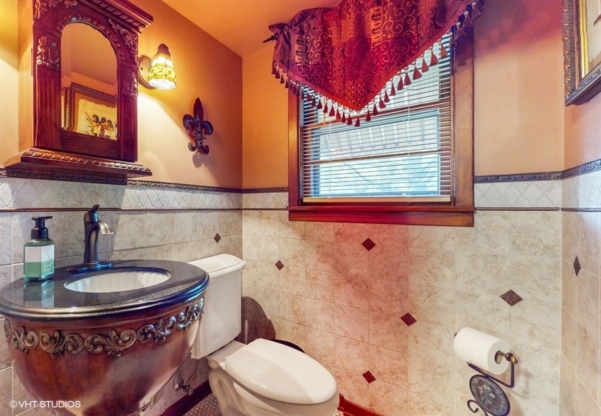 633 Oakland Avenue Elgin, IL 60120 - Photo 14 of 35 a bathroom with a sink a toilet and a mirror