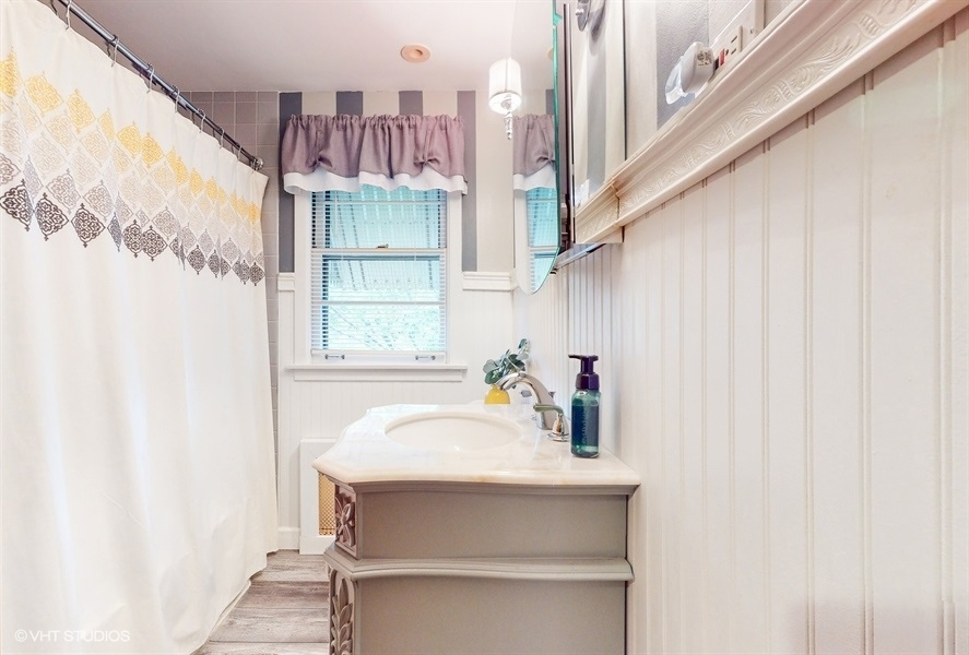 633 Oakland Avenue Elgin, IL 60120 - Photo 21 of 35 a bathroom with a sink and a mirror