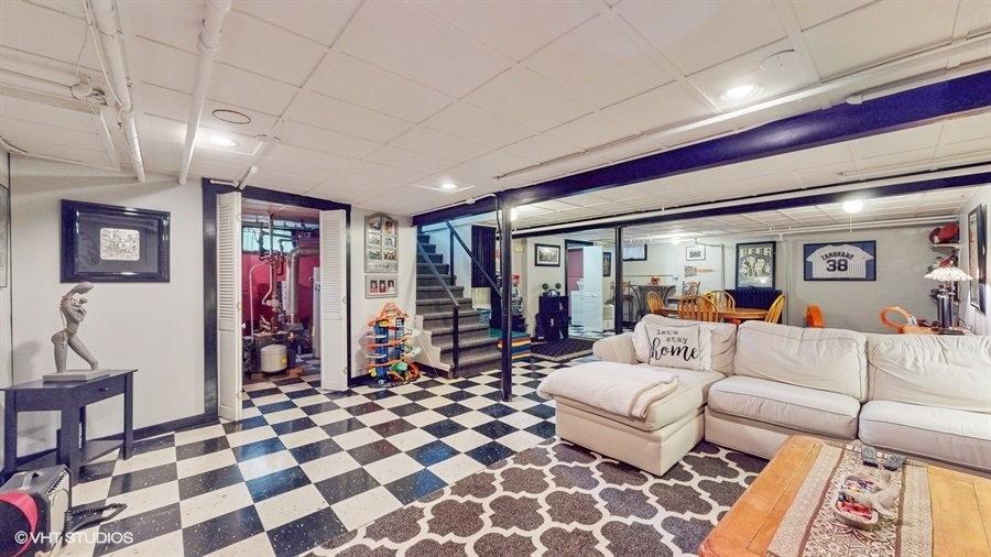 633 Oakland Avenue Elgin, IL 60120 - Photo 23 of 35 a living room with furniture and a rug