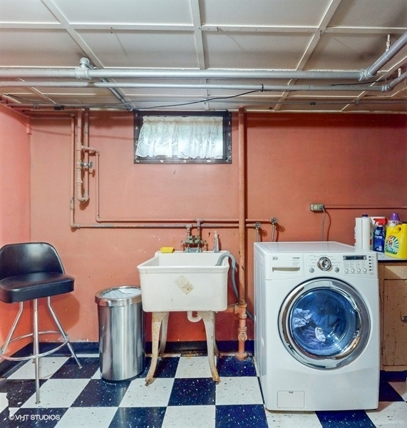 633 Oakland Avenue Elgin, IL 60120 - Photo 26 of 35 a utility room with dryer and washer