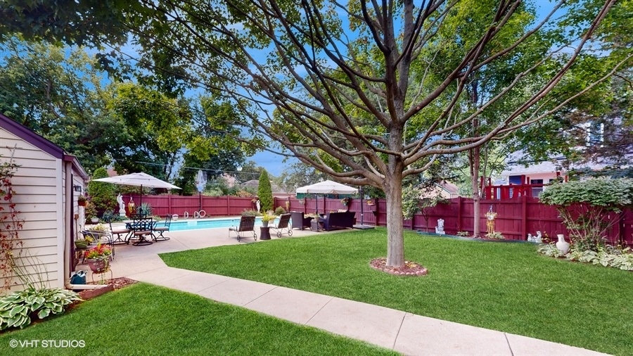 633 Oakland Avenue Elgin, IL 60120 - Photo 27 of 35 a front view of a building with garden