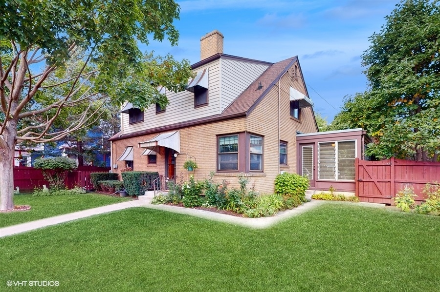 633 Oakland Avenue Elgin, IL 60120 - Photo 31 of 35 a front view of house with yard and green space