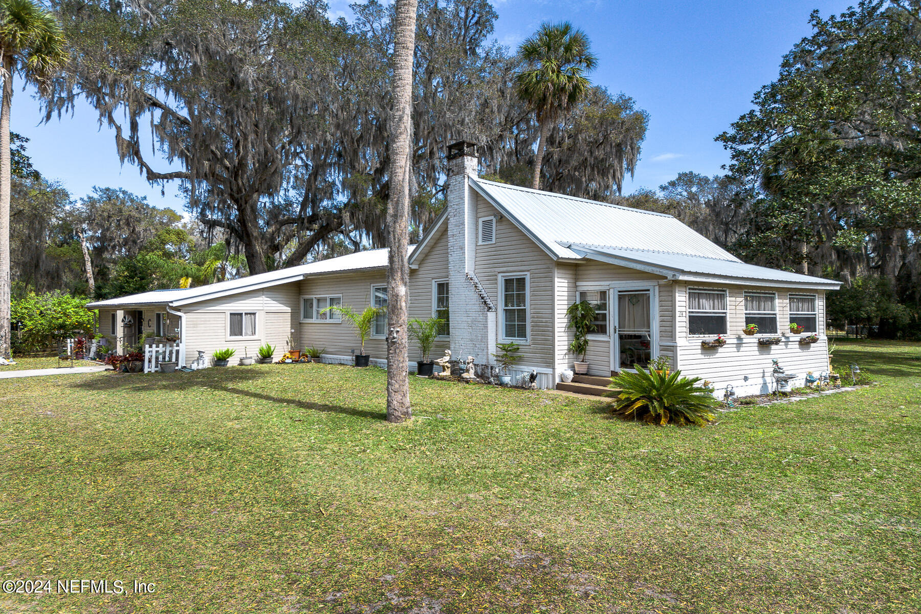 134 East End Road San Mateo, FL 32187 - Photo 1 of 45 a view of a house with a yard and porch