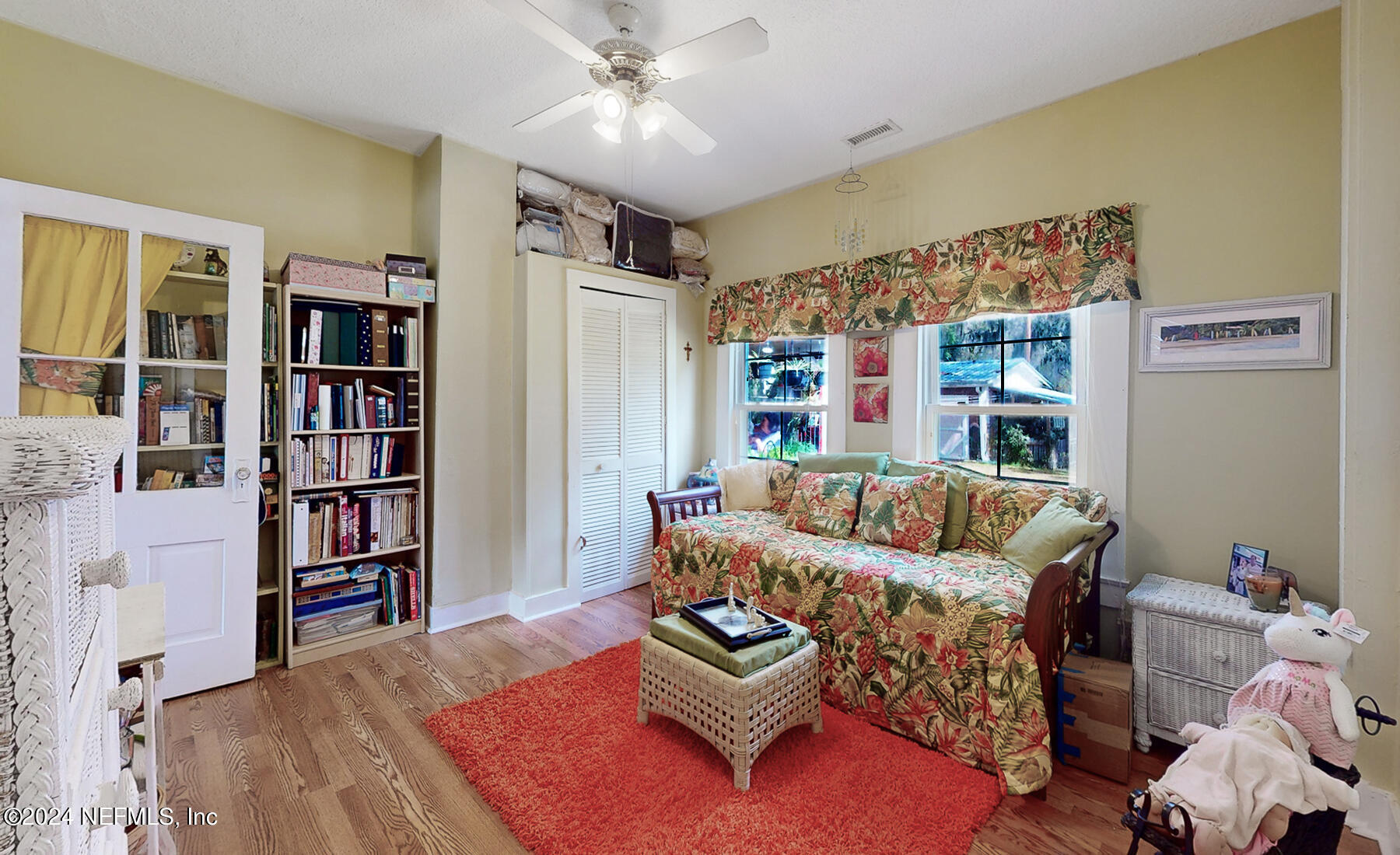 134 East End Road San Mateo, FL 32187 - Photo 13 of 45 a living room with furniture and a book shelf