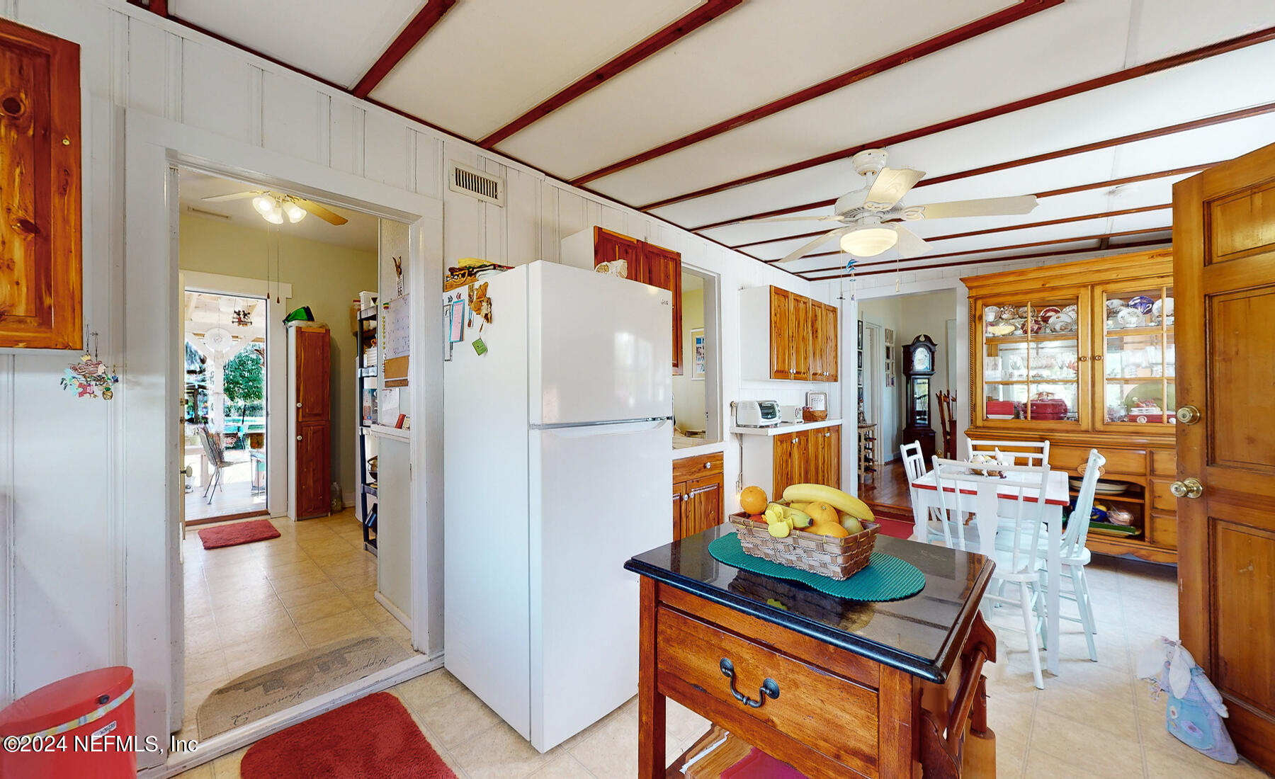 134 East End Road San Mateo, FL 32187 - Photo 20 of 45 a living room with furniture a rug and a refrigerator