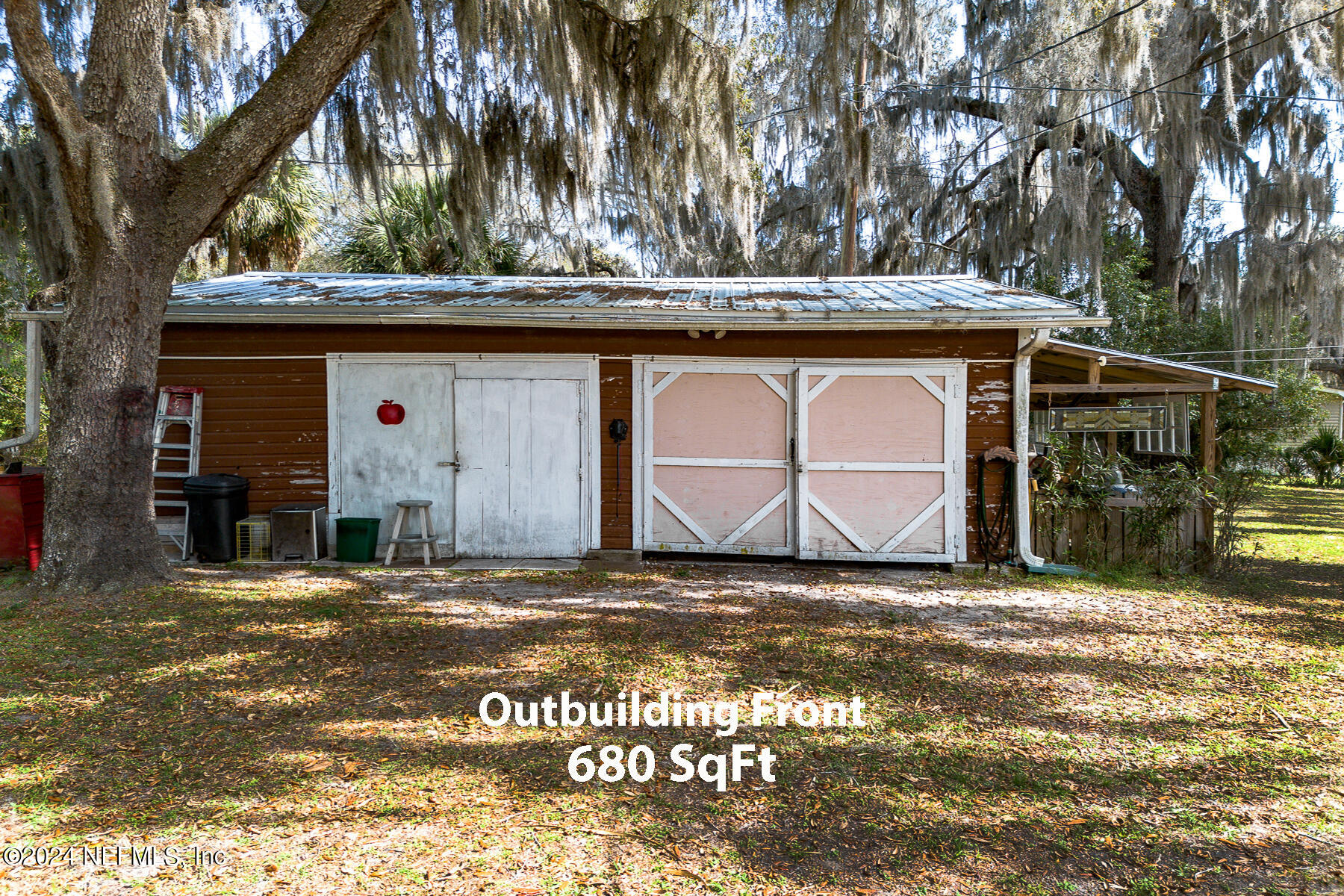134 East End Road San Mateo, FL 32187 - Photo 28 of 45 a front view of a house with garden