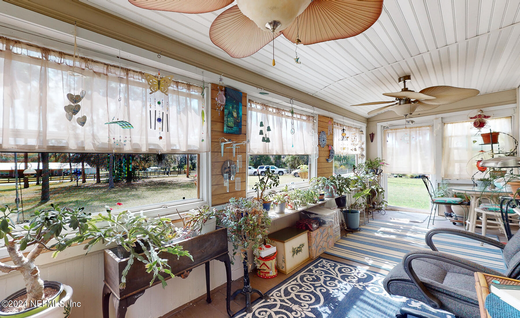 134 East End Road San Mateo, FL 32187 - Photo 3 of 45 a living room with furniture