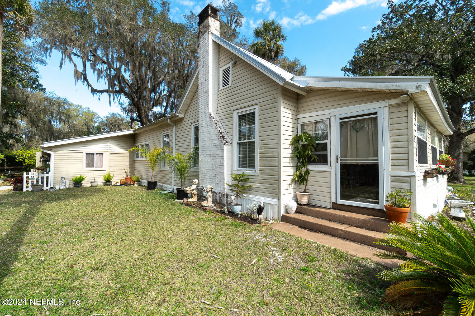 134 East End Road San Mateo, FL 32187 - Photo 35 of 45 a backyard of a house with table and chairs