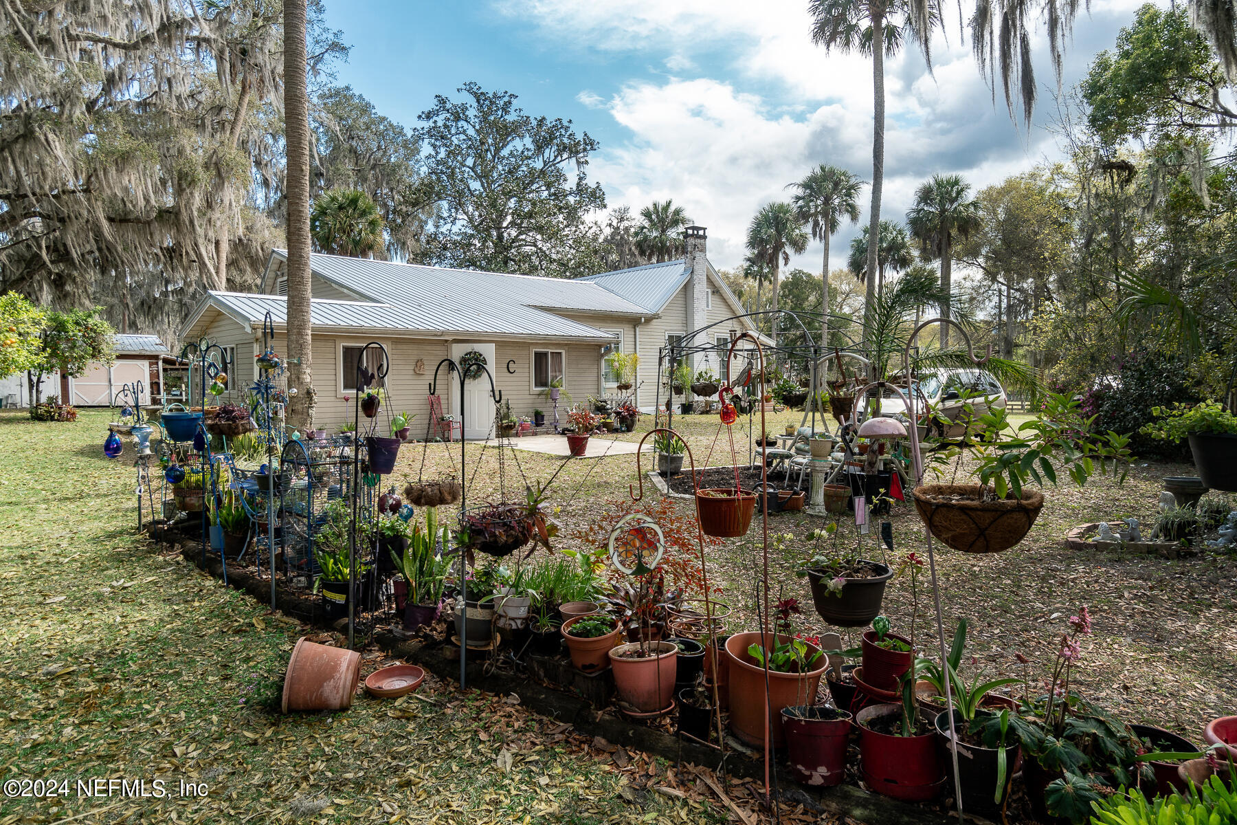 134 East End Road San Mateo, FL 32187 - Photo 43 of 45 a view of a chairs and tables in the patio