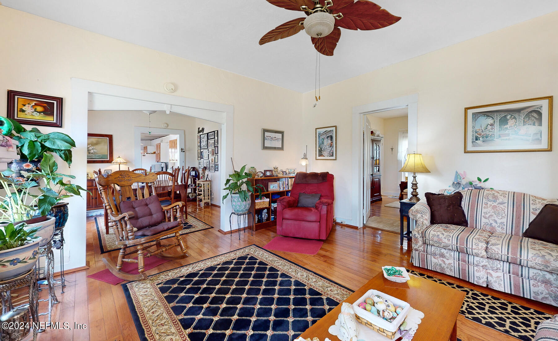 134 East End Road San Mateo, FL 32187 - Photo 6 of 45 a living room with furniture and a potted plant